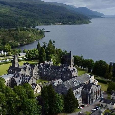 The Classrooms, Loch Ness Abbey - 142M2 Lifestyle & Heritage Apartment - Pool & Spa - The Highland Club - Resort On Lake Shores フォート・オーガスタス エクステリア 写真