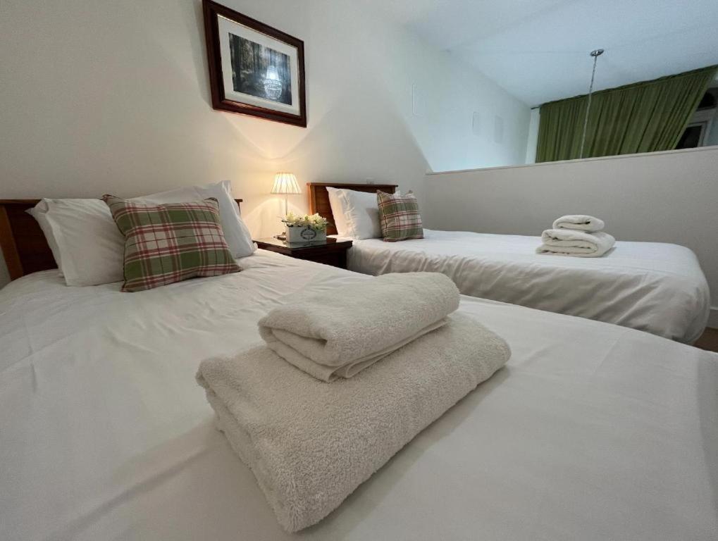 The Classrooms, Loch Ness Abbey - 142M2 Lifestyle & Heritage Apartment - Pool & Spa - The Highland Club - Resort On Lake Shores フォート・オーガスタス エクステリア 写真