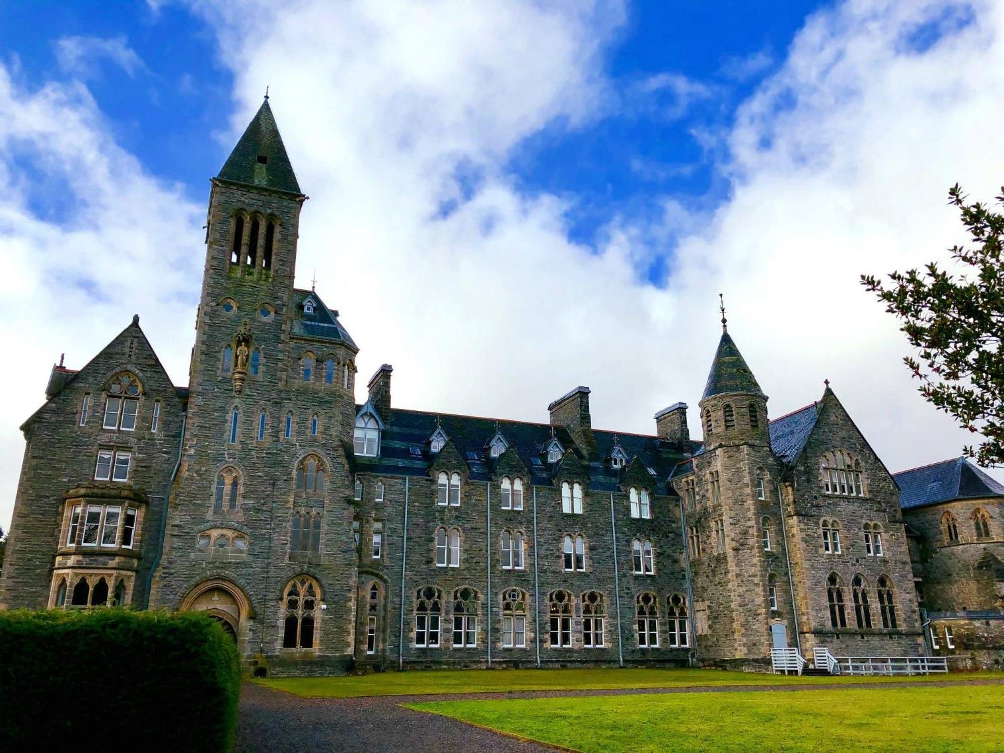 The Classrooms, Loch Ness Abbey - 142M2 Lifestyle & Heritage Apartment - Pool & Spa - The Highland Club - Resort On Lake Shores フォート・オーガスタス エクステリア 写真