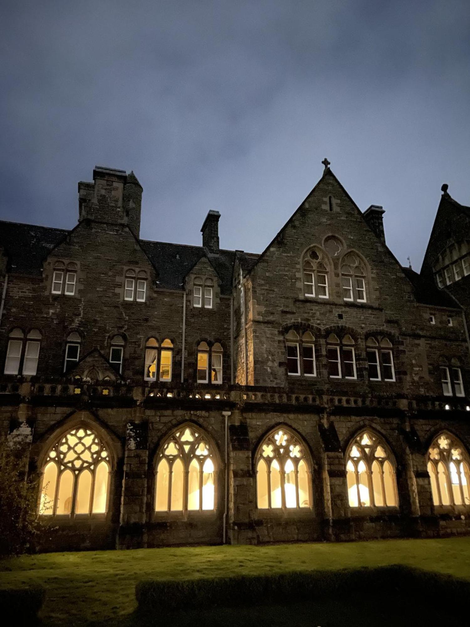 The Classrooms, Loch Ness Abbey - 142M2 Lifestyle & Heritage Apartment - Pool & Spa - The Highland Club - Resort On Lake Shores フォート・オーガスタス エクステリア 写真
