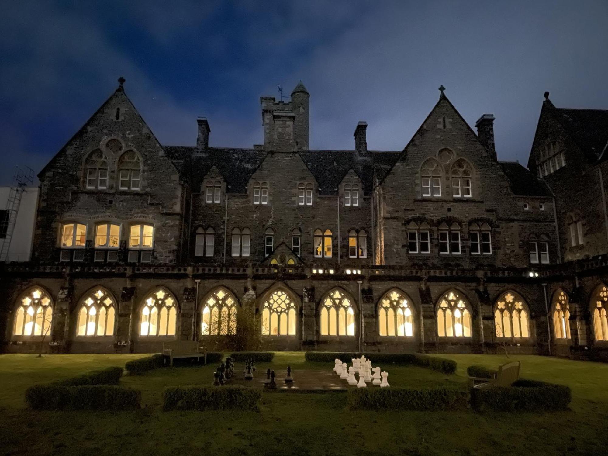 The Classrooms, Loch Ness Abbey - 142M2 Lifestyle & Heritage Apartment - Pool & Spa - The Highland Club - Resort On Lake Shores フォート・オーガスタス エクステリア 写真
