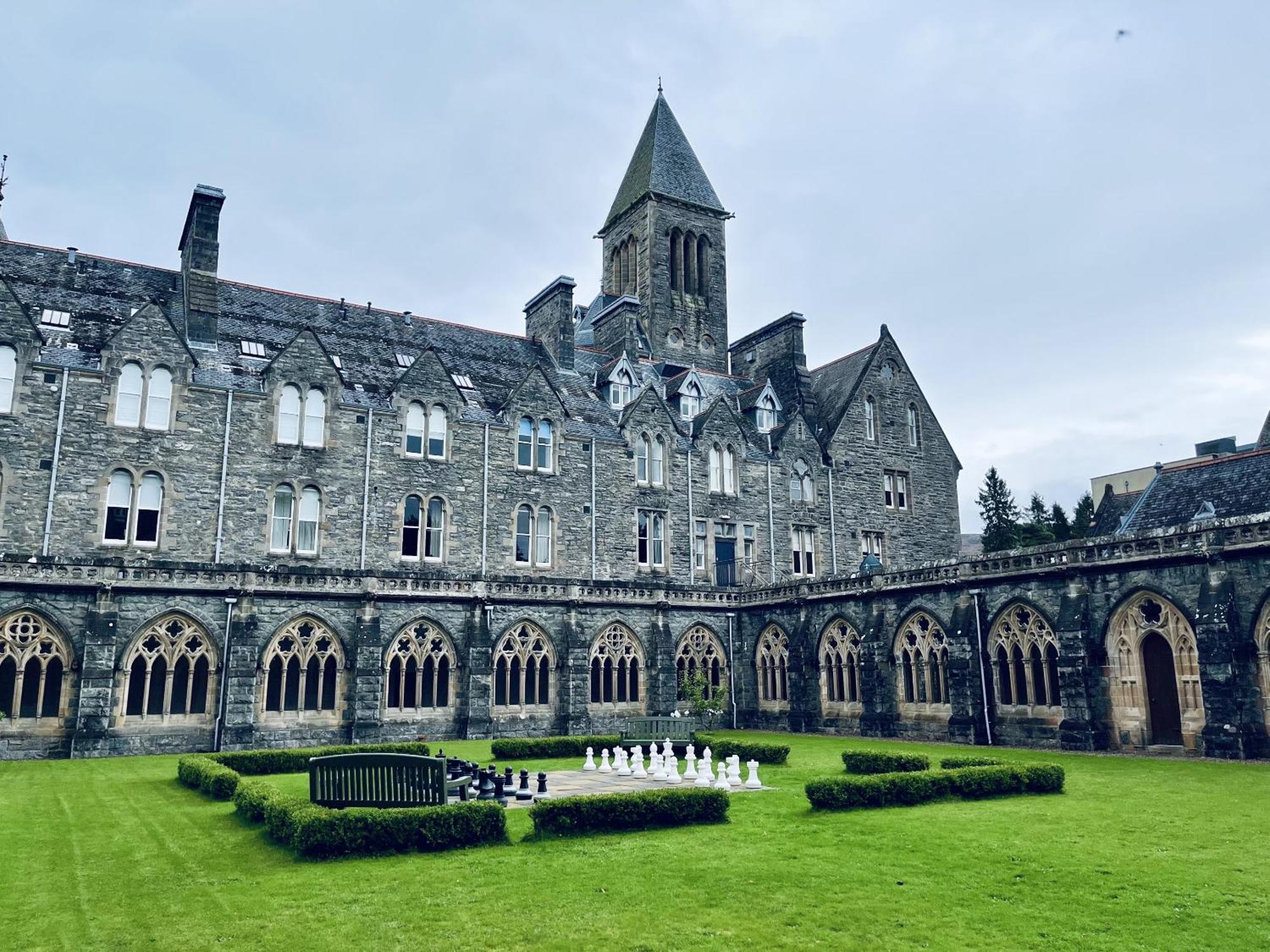 The Classrooms, Loch Ness Abbey - 142M2 Lifestyle & Heritage Apartment - Pool & Spa - The Highland Club - Resort On Lake Shores フォート・オーガスタス エクステリア 写真