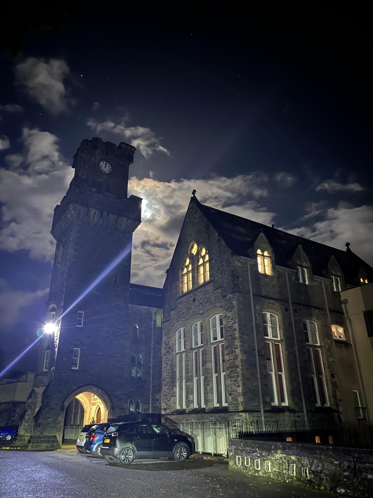 The Classrooms, Loch Ness Abbey - 142M2 Lifestyle & Heritage Apartment - Pool & Spa - The Highland Club - Resort On Lake Shores フォート・オーガスタス エクステリア 写真