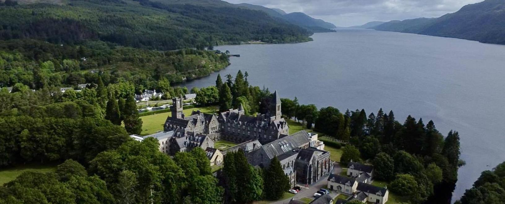 The Classrooms, Loch Ness Abbey - 142M2 Lifestyle & Heritage Apartment - Pool & Spa - The Highland Club - Resort On Lake Shores フォート・オーガスタス エクステリア 写真